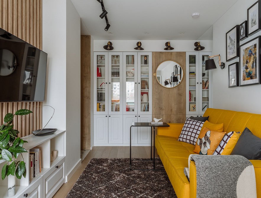 Світла вітальня з низьким комодом під телевізор для зберігання речей