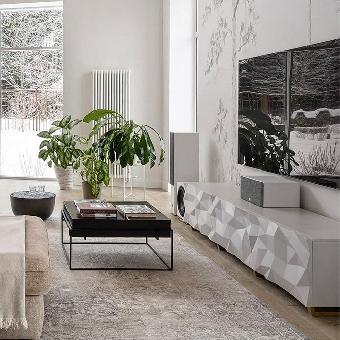 Сучасна низька тумба під телевізор в залі для зберігання речей та стильного дизайну.