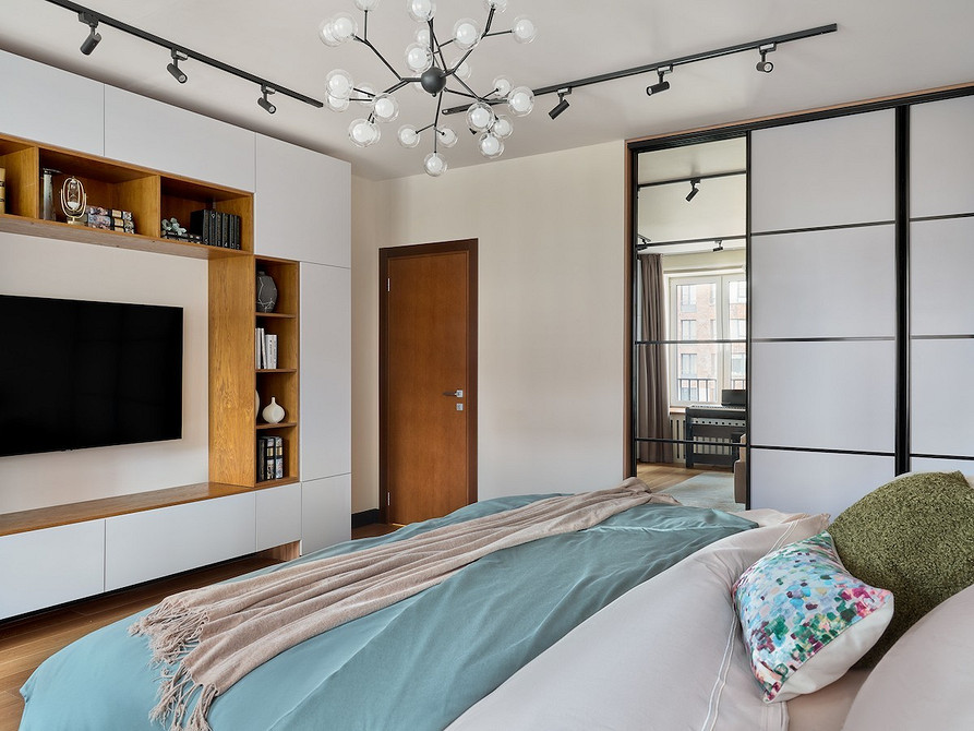 Сучасний дизайн внутрішнього наповнення шафи-купе з полицями та шухлядами для спальні