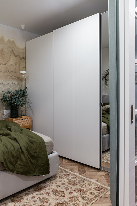 Темна шафа-купе з дерев'яними фасадами в спальню, еко-стиль