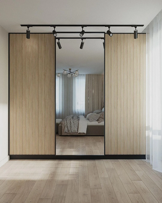 Вбудована шафа-купе в спальню, ергономічне рішення для оптимізації простору кімнати.