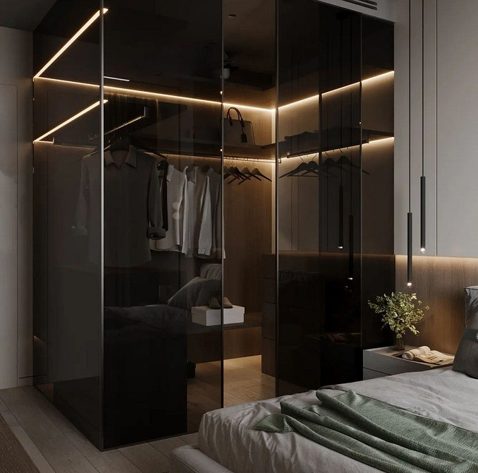 Функціональна шафа-купе з комбінованими дверцятами (ДСП та дзеркало) для спальні.