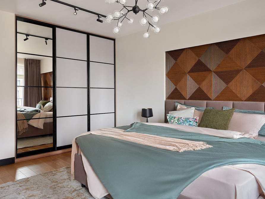 Шафа-купе з комбінованими фасадами: дерево та дзеркало, сучасний дизайн спальні