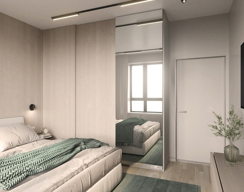 Шафа-купе з відкритими полицями в спальні, зручне зберігання декоративних елементів.