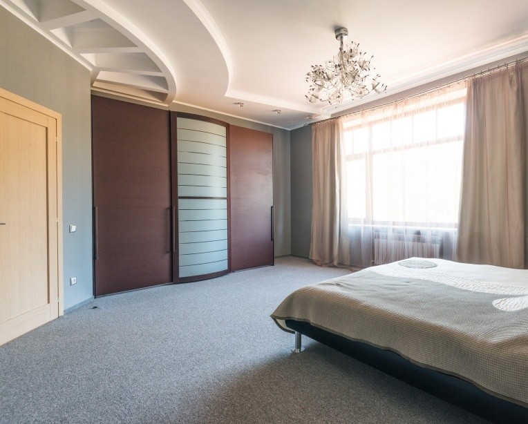 Шафа-купе з піскоструминним малюнком на дзеркальних дверях для елегантної спальні