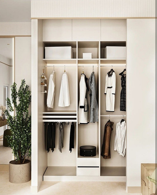 Сучасна шафа-купе з дзеркальними дверцятами в спальні, що збільшує простір.