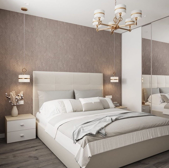 Простора шафа-купе з розсувними дверима в світлих тонах для сучасної спальні