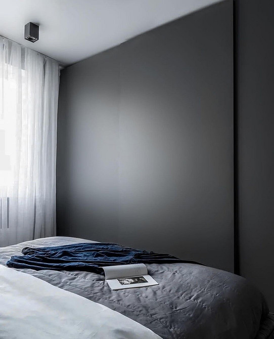 Сучасна шафа-купе в спальню з дзеркальними дверцятами та практичним наповненням.