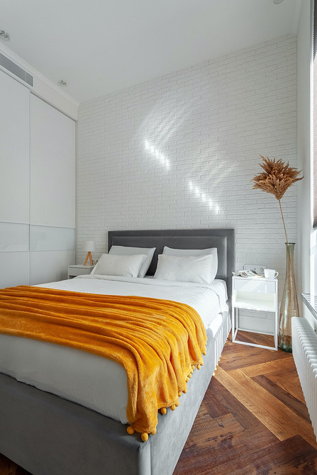 Велика шафа-купе з дзеркалом в спальню: практичне рішення для зберігання речей та одягу.