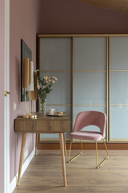 Сучасна шафа-купе в спальню з дзеркальними дверцятами для візуального збільшення простору.