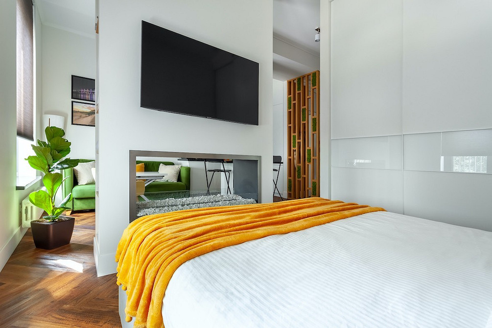 Стильна шафа-купе з комбінованими фасадами для спальні в сучасному стилі