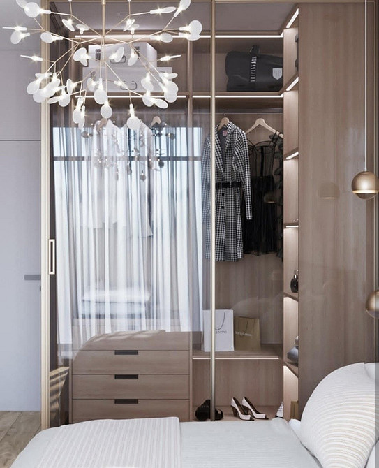 Сучасна шафа-купе з дзеркальними дверцятами в інтер'єрі спальні 2024