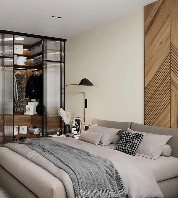 Містка шафа-купе з різними секціями для одягу, взуття та аксесуарів у спальні.