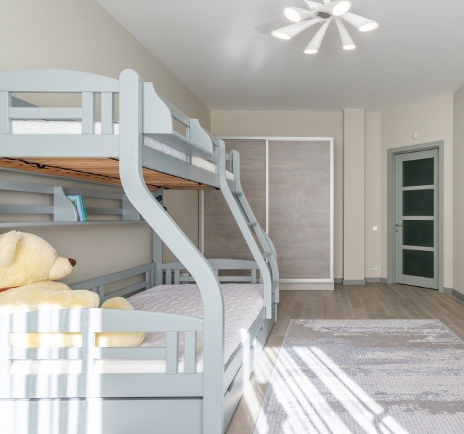 Шафа-купе з комбінованими фасадами: дерево і дзеркало - сучасний дизайн для спальні