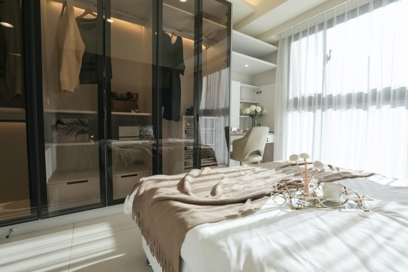 Кутова шафа-купе в спальню з полицями для книг і декоративних елементів