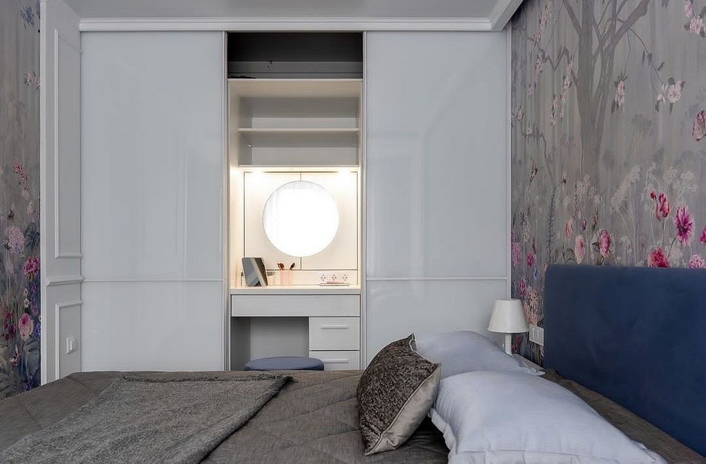 Кутова шафа-купе для ефективного використання простору в невеликій спальні