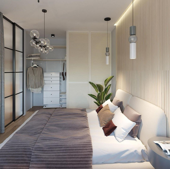 Велика шафа-купе з розсувними дверцятами в просторій спальні, сучасний дизайн