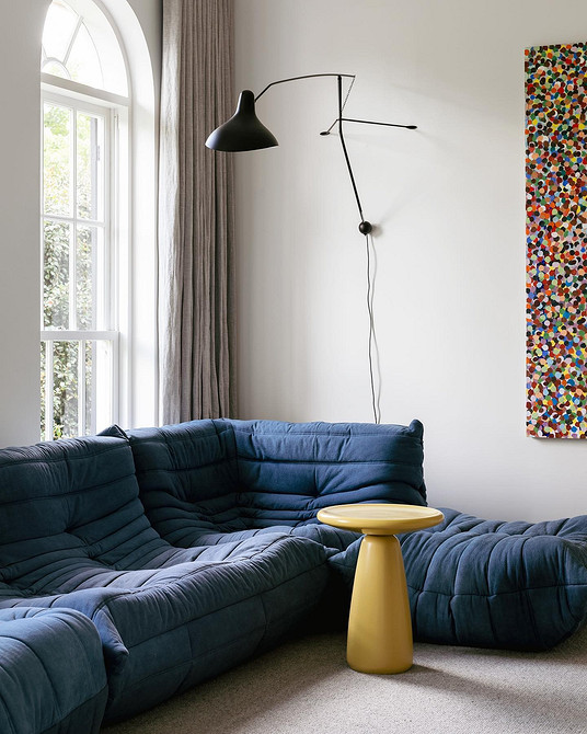 Синій диван в інтер'єрі вітальні: поради експертів по створенню гармонійного дизайну.