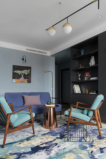 Синій диван в мінімалістичному інтер'єрі з сірими акцентами