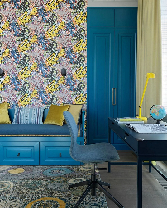 Дизайн вітальні з синім кутовим диваном, жовті подушки та килим