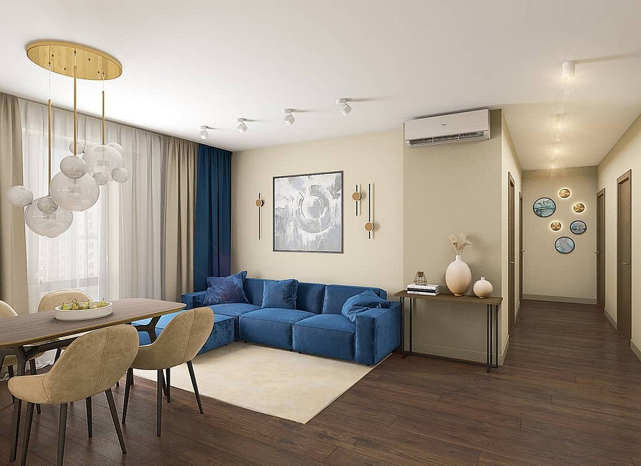 Вітальня з синім диваном, каміном та книжковими полицями: затишок та стиль