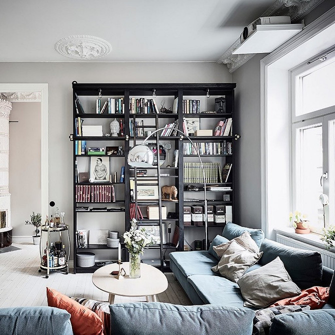 Синій диван у вітальні: елегантний дизайн та сучасні кольорові рішення