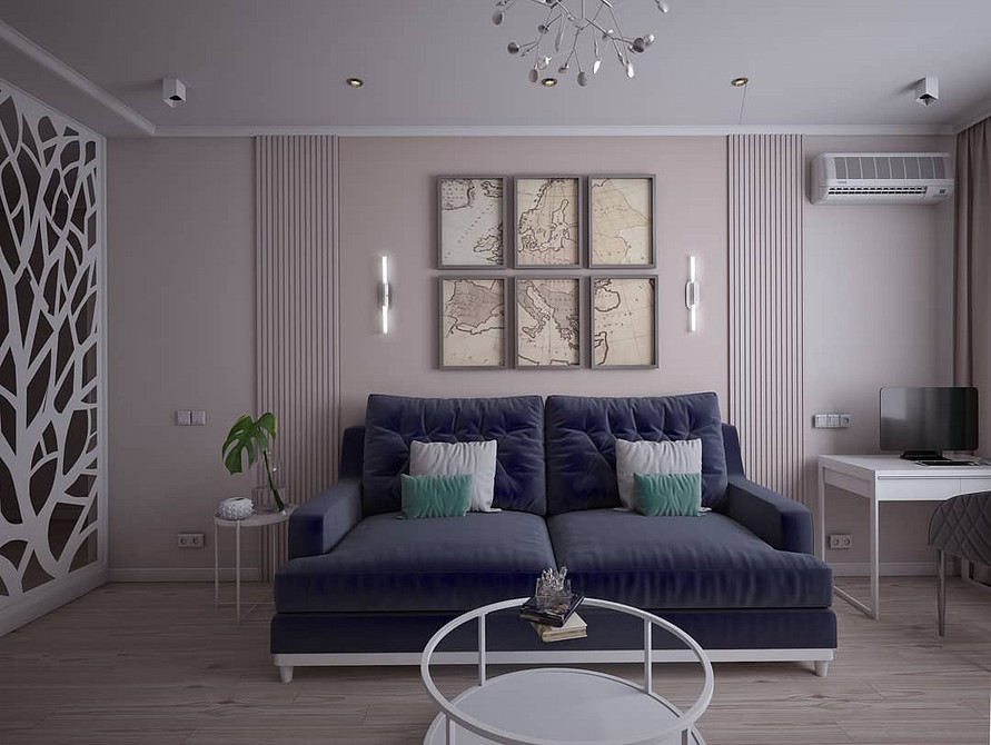 Яскравий синій диван в інтер'єрі з жовтими акцентами, що додає енергії та стилю приміщенню.