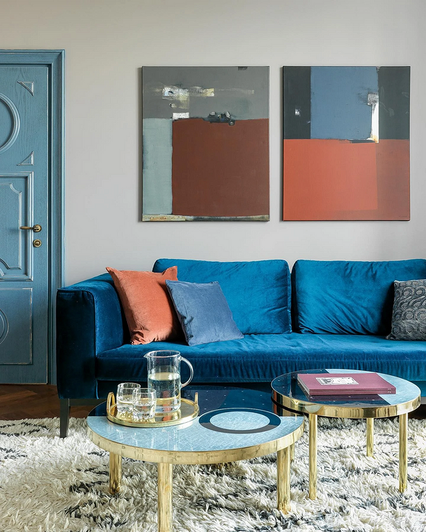 Синій диван в інтер'єрі: поєднання з меблями-компаньйонами для стильного дизайну кімнати.