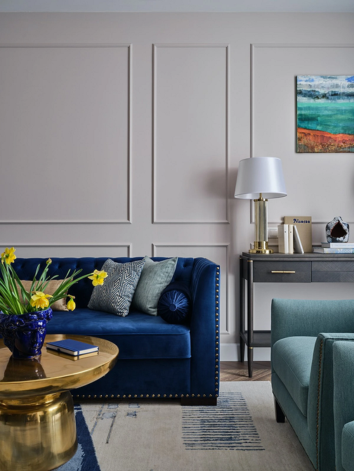 Сучасний мінімалістичний інтер'єр з синім диваном. Меблі для дому.