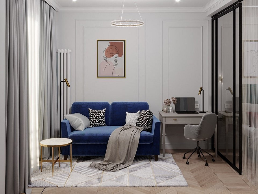 Стильний синій диван у вітальні з дерев'яними елементами, що створює затишну атмосферу.