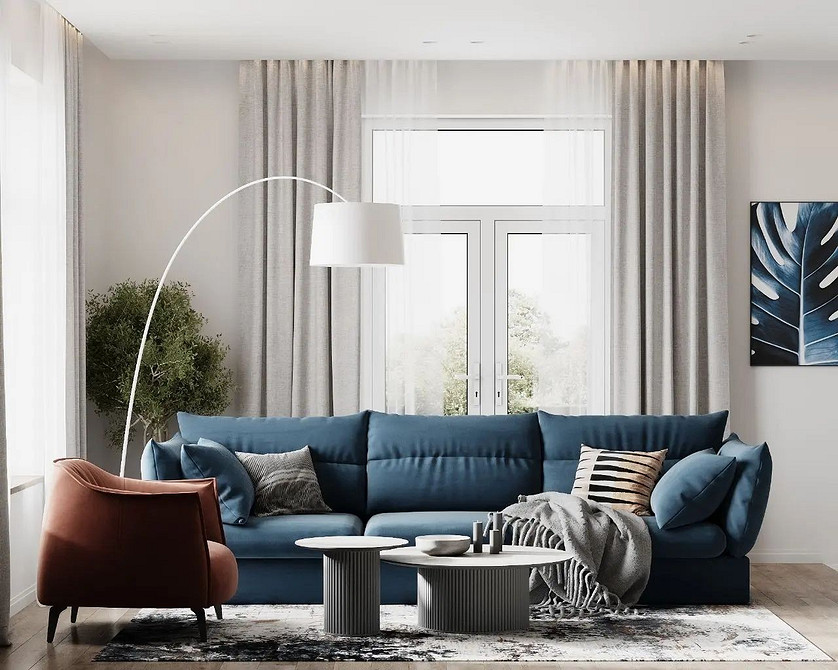 Синій кутовий диван у вітальні з великими вікнами. Меблі для дому.
