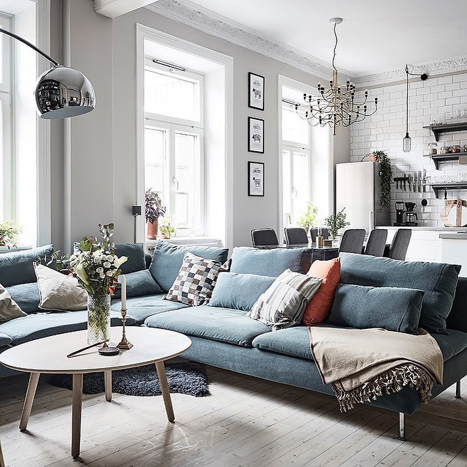 Розкішний синій шкіряний диван в класичному інтер'єрі з вишуканими меблями та декором.