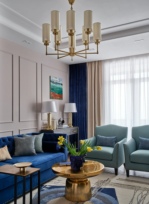 Синій диван з подушками різних кольорів. Поєднання кольорів, поради з декору.