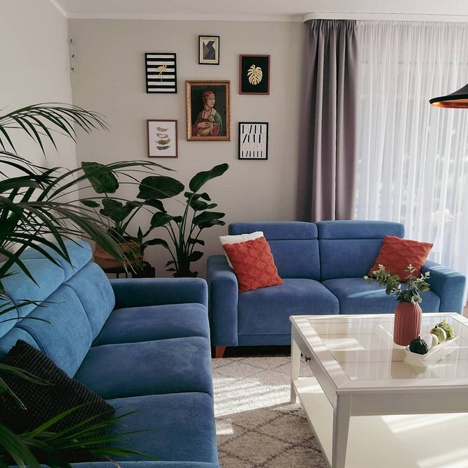 Інтер'єр з синім диваном: вибір відтінку та гармонійне поєднання з іншими меблями.