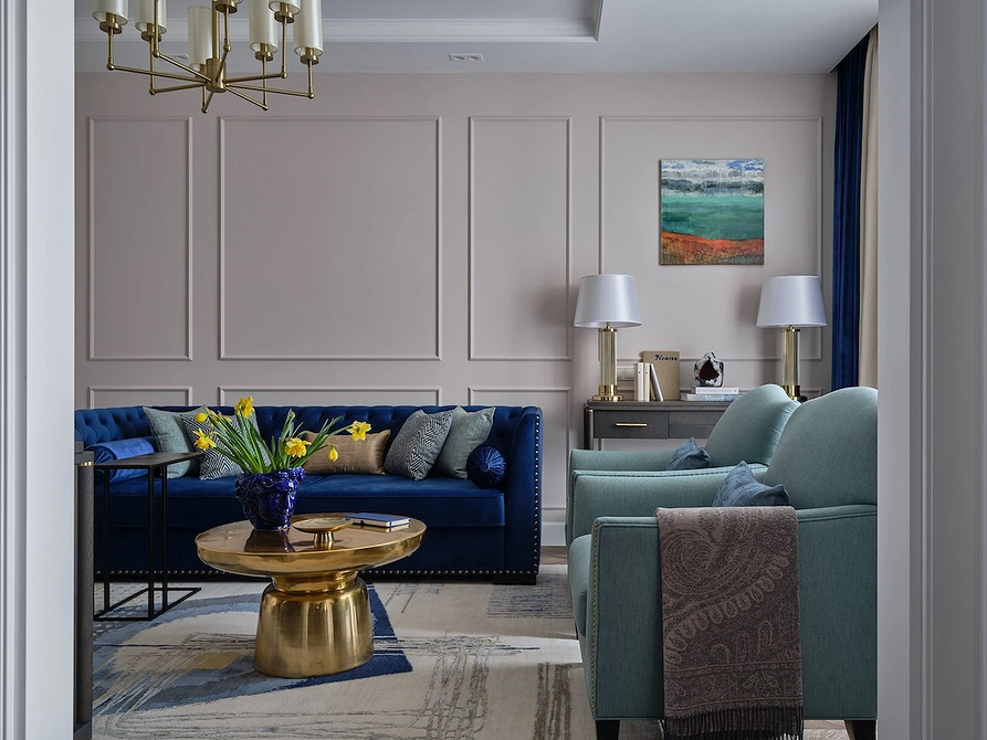 Елегантний синій диван в класичному інтер'єрі. Дизайн інтер'єру квартири.