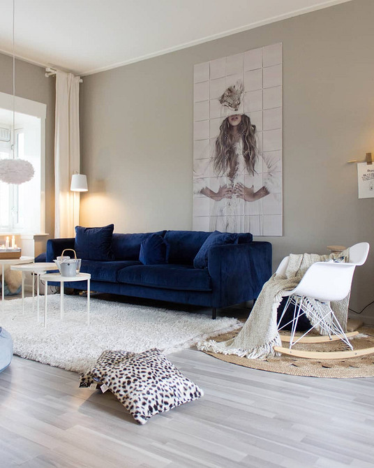 Інтер'єр з синім диваном: найкращі варіанти поєднань кольорів та стилів дизайну.