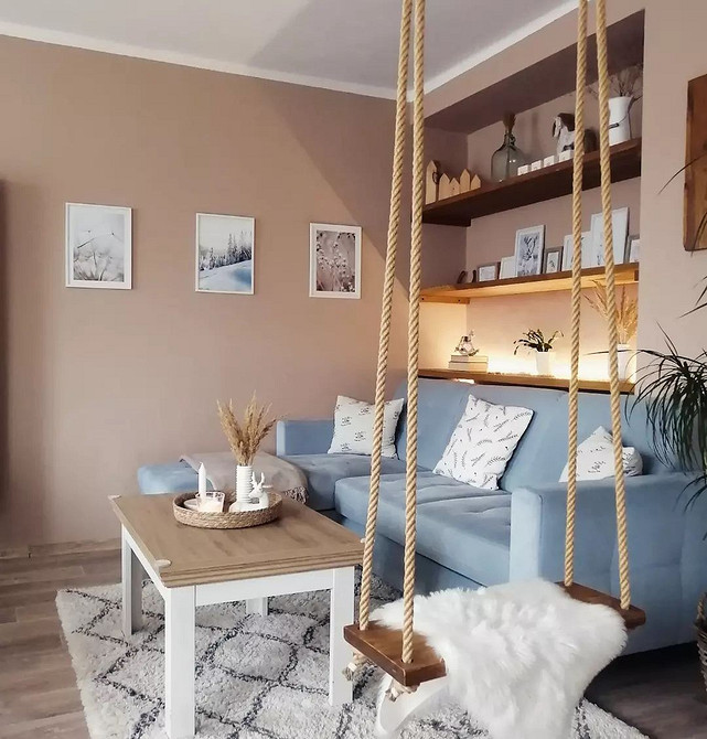 Стильний інтер'єр з синім диваном: як підібрати колірну палітру для гармонійного вигляду.