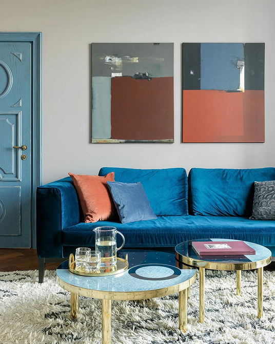 Сучасний інтер'єр з синім диваном: ідеї поєднання кольорів та вибору меблів.