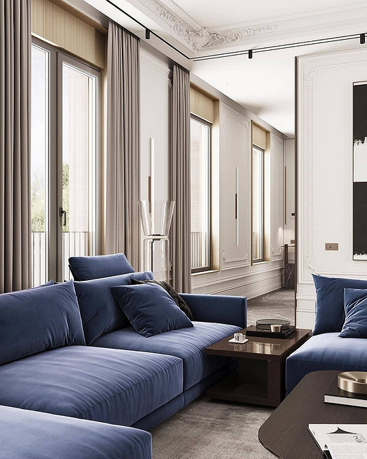 Комфортний синій диван в затишній вітальні. Меблі для дому, інтер'єр квартири.