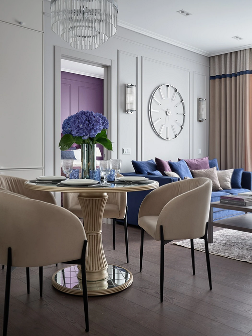 Інтер'єр вітальні з синім диваном та жовтими акцентами в дизайні.