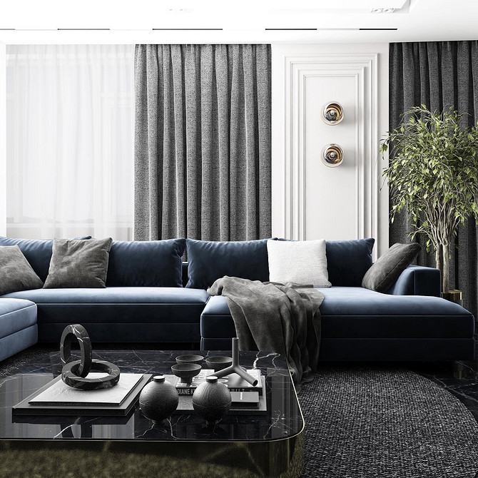 Класичний інтер'єр з синім диваном, каміном та книжковими полицями.