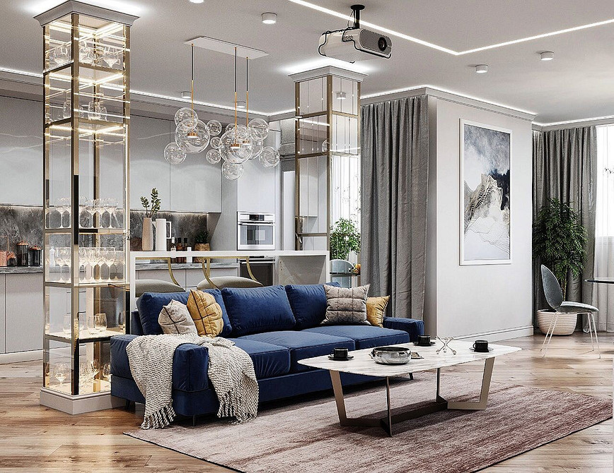 Елегантний синій диван у вітальні з каміном, що додає розкоші та вишуканості інтер'єру.