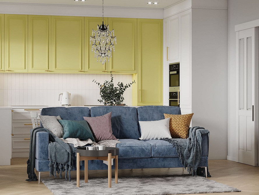 Вітальня з синім диваном, каміном та дерев'яними елементами декору