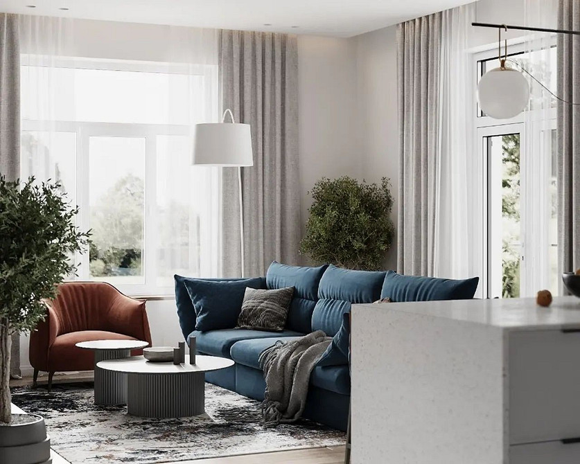 Стильний синій диван в сучасній вітальні. Дизайн інтер'єру квартири.