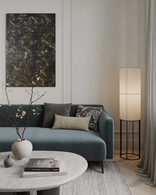 Великий синій диван в просторій вітальні, ідеальне місце для сімейного відпочинку