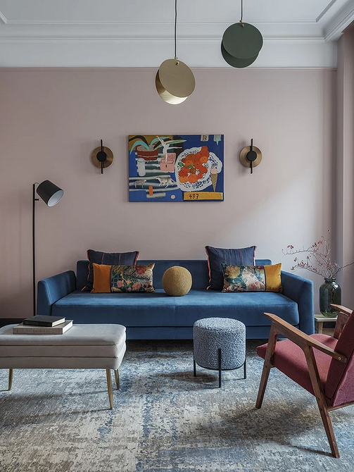 Стильний дизайн вітальні з синім диваном: натхнення для вашого дому