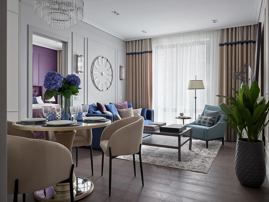 Світла вітальня з великим синім диваном і білими стінами: сучасний інтер'єр.