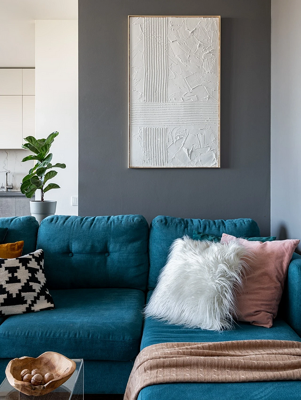 Сучасний інтер'єр з синім диваном, журнальним столиком та зеленою рослиною