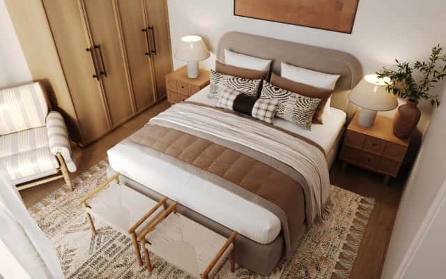 Світла вітальня в сірих тонах з великими вікнами та зручними меблями