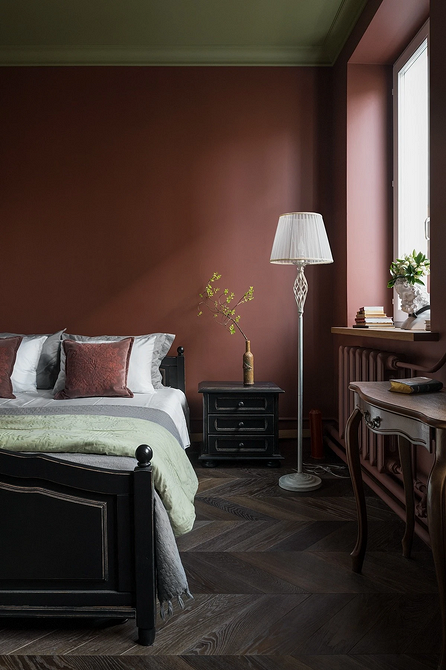 Реставрація меблів: оновлене вінтажне крісло в сучасному інтер'єрі вітальні.